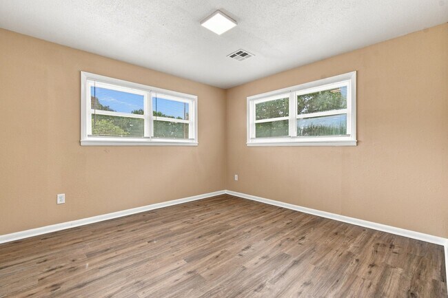 Building Photo - 65 2nd St
