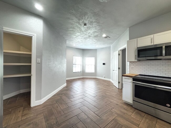 Building Photo - Updated Single Family Home with community ...