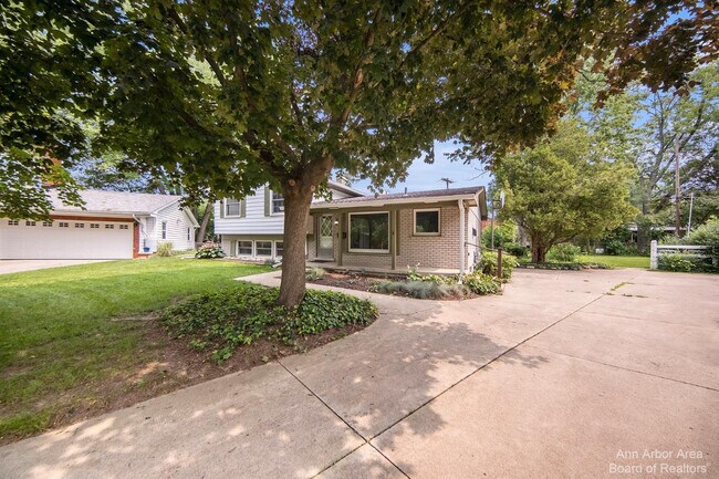 Building Photo - 2923 Burlington Ct