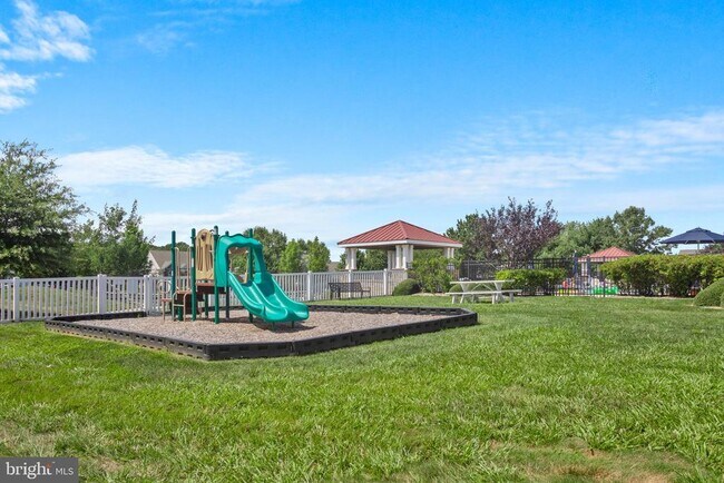 Building Photo - 29726 Vincent Village Dr