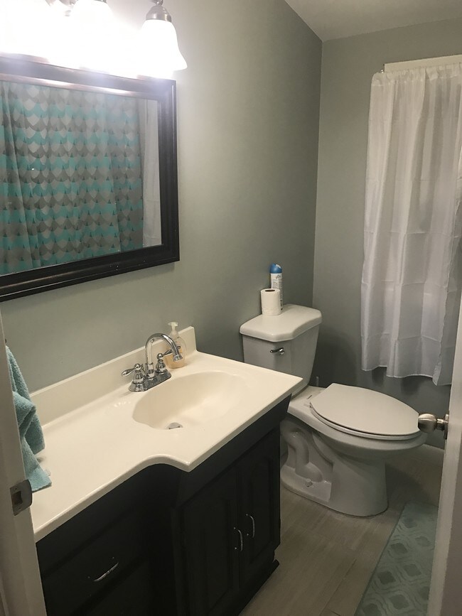 Building Photo - 677 Old Town Rd