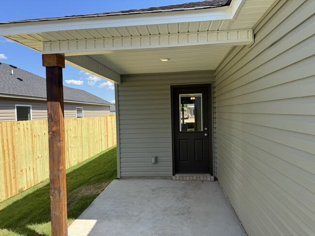 Building Photo - 2566 S Ouachita Dr