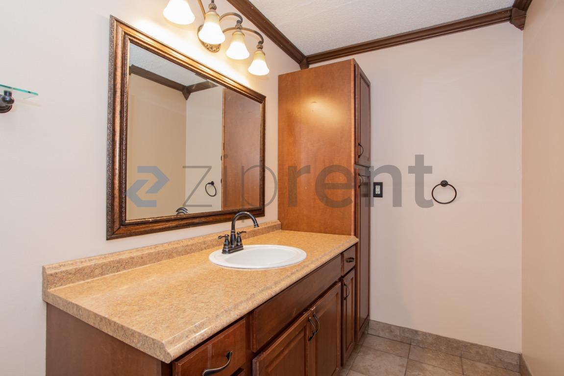 Building Photo - Unit