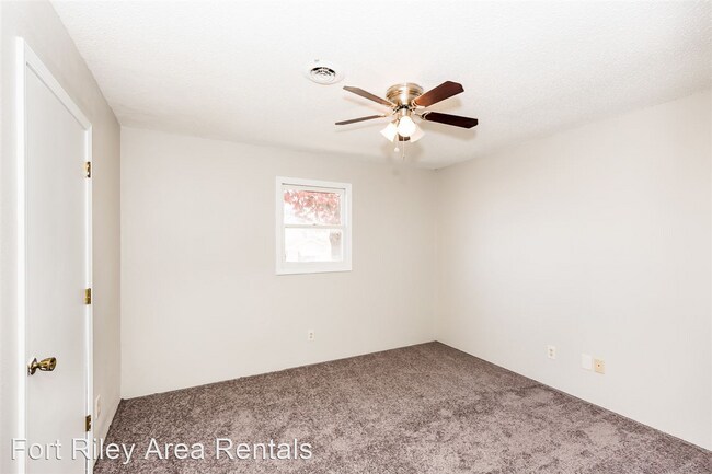 Building Photo - 3 br, 1 bath House - 701 Plaza Dr