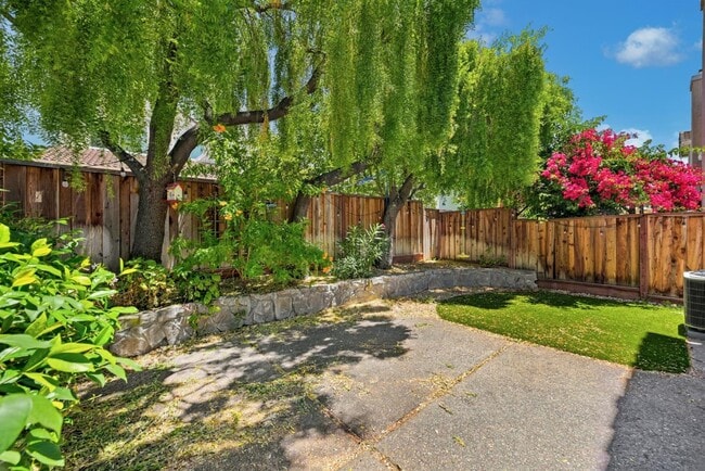 Building Photo - 1286 Crestpoint Dr