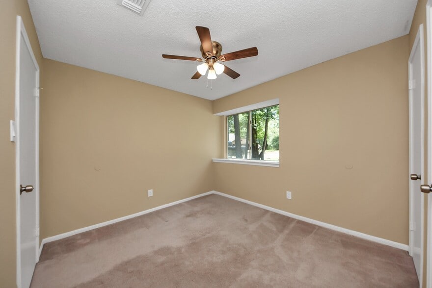 Building Photo - 15 Brentwood Oaks Ct