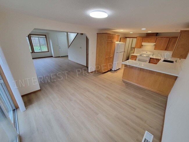 Building Photo - *1ST MONTH'S RENT FREE PROMO* SE Portland Home on A Cul-De-Sac with Garage, Yard, Fireplace and M...