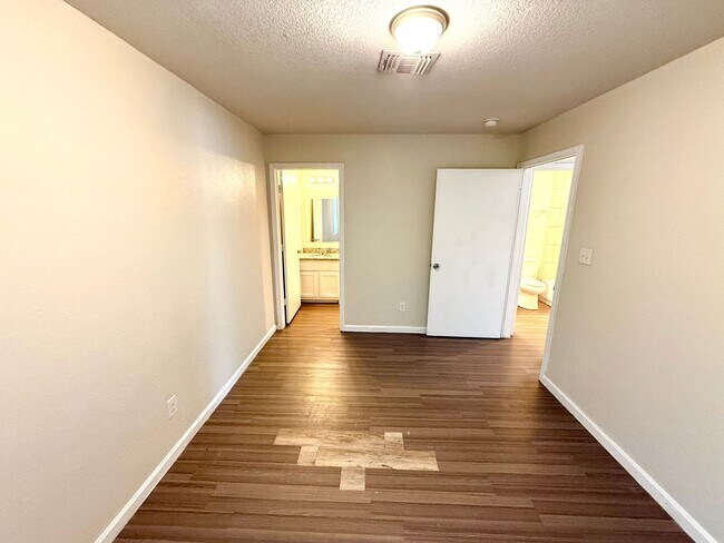 Building Photo - 1611 N Navidad St