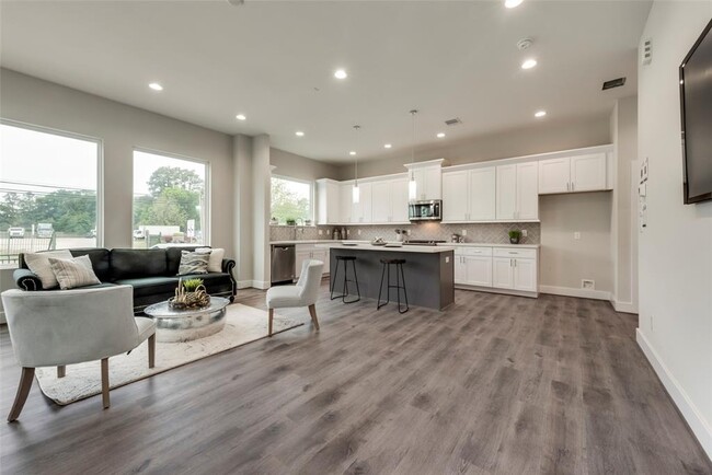 Building Photo - 3362 Pinemont Dr