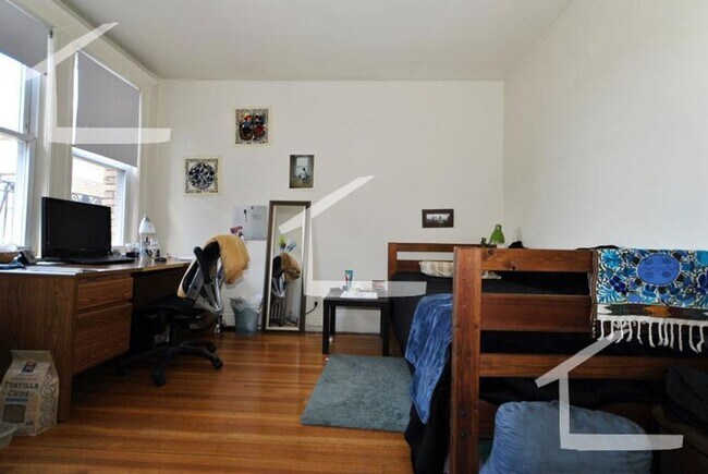 Building Photo - Large 2 bed unit in a prime location, the landlord paying the full broker's fee!