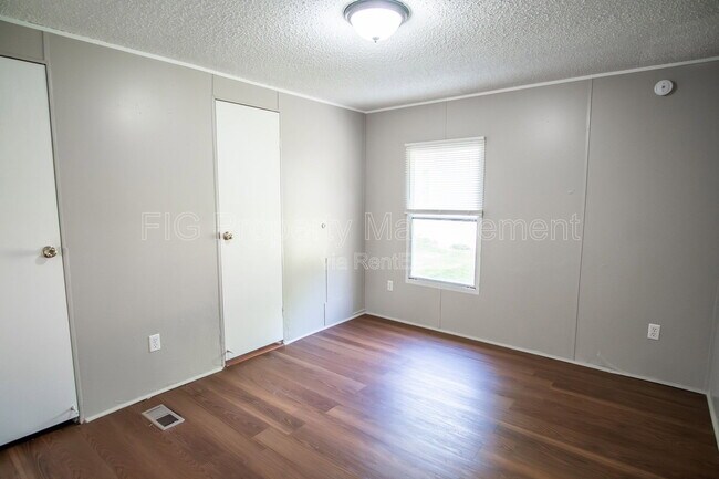 Building Photo - 821 Hillvale Rd