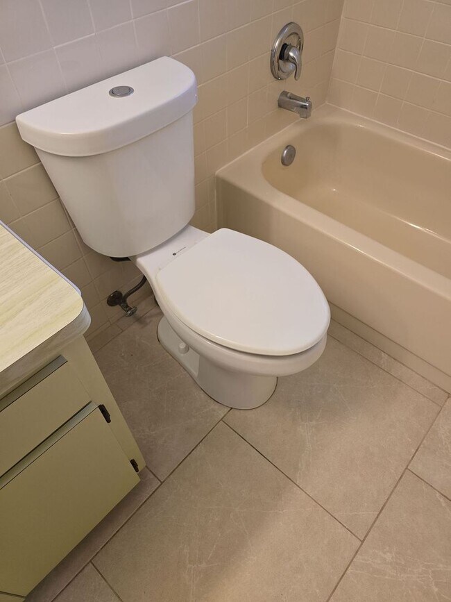 Building Photo - Beautuful 2 bedroom, 2 bath, 2 car garage rental home in Weeki Wachee!