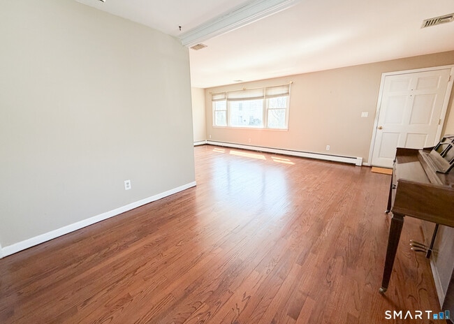 Building Photo - 732 Tunxis Hill Rd