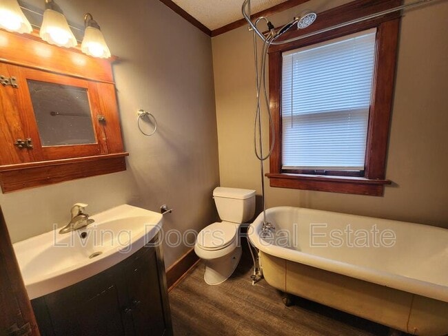 Building Photo - 837 Peach St