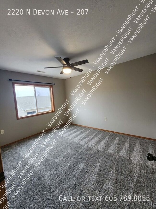 Building Photo - 2220 Devon Ave