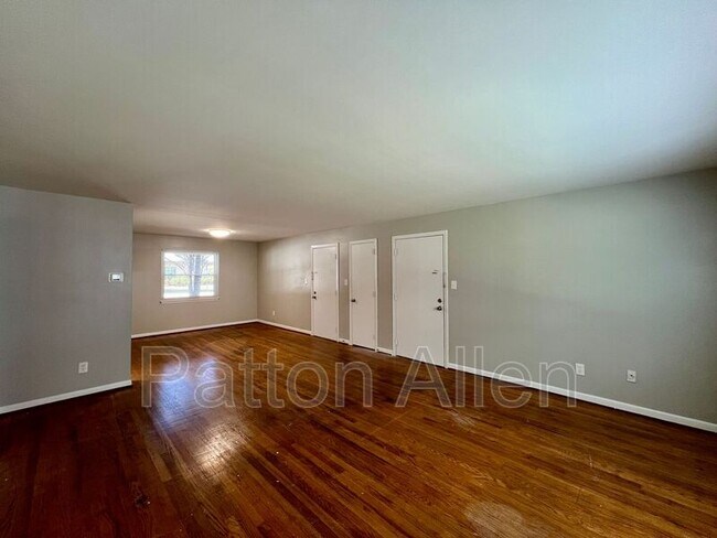 Building Photo - 1020 Hendersonville Rd