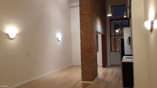 Building Photo - 2 br, 1 bath  - 728 Market St