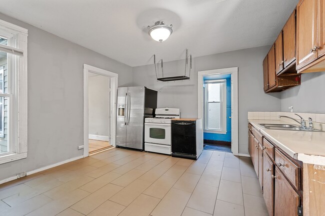 Building Photo - MUST SEE! Spacious 5BD/2BA Home near the U...