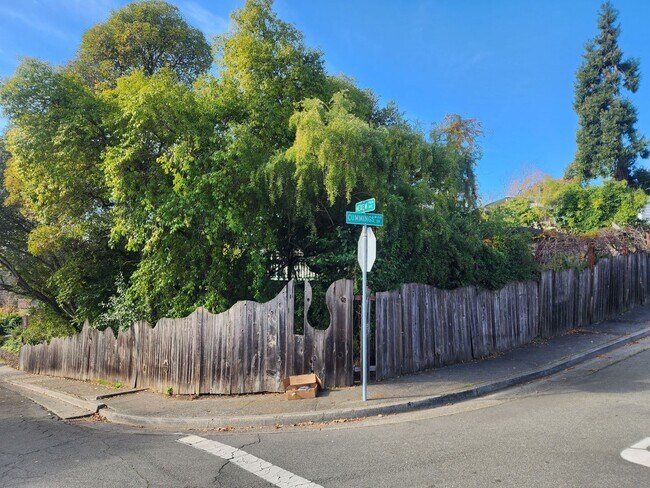 Building Photo - 2015 Cummings Dr