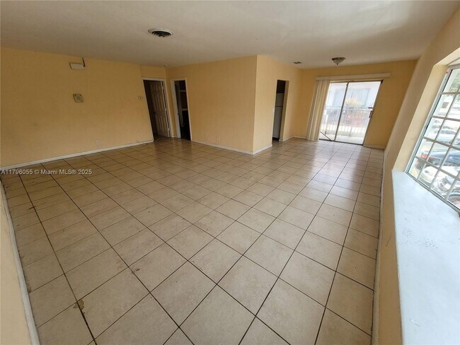 Building Photo - 5316 NW 18th Ct