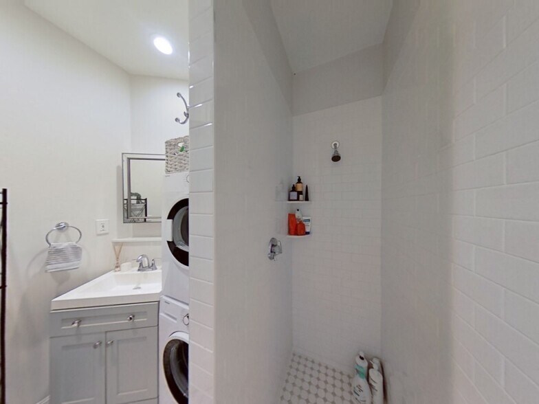 Building Photo - 421 Marlborough St