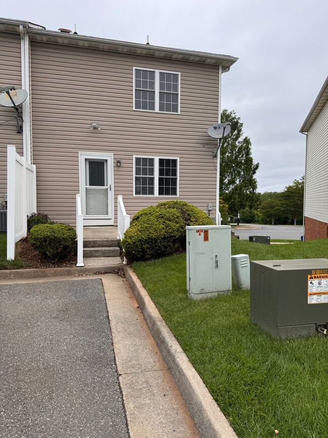 Building Photo - 3 Bedroom || 2 Full Bathroom & 2 Half Bath...