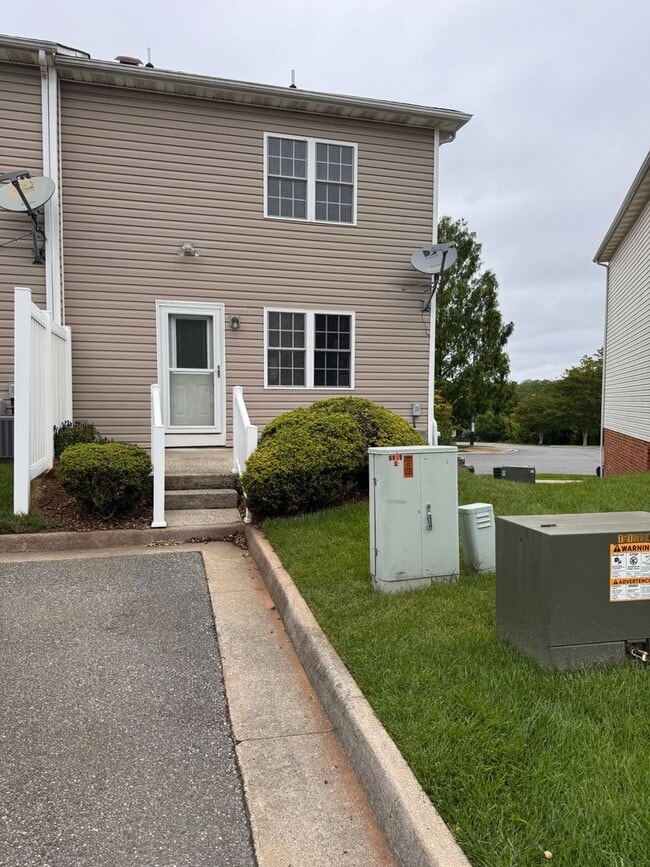 Building Photo - 3 Bedroom || 2 Full Bathroom & 2 Half Bathroom Townhome