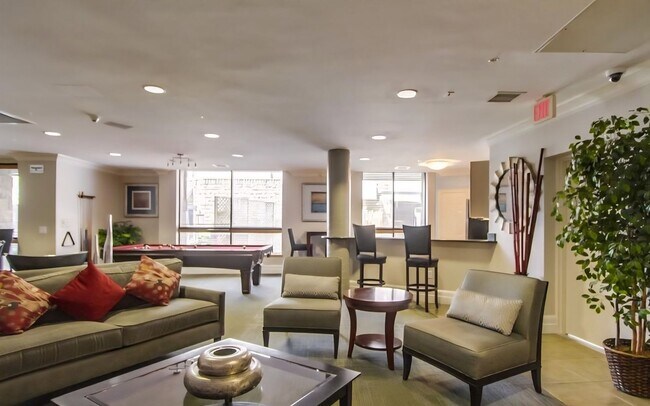 Building Photo - Beautiful & Spacious 2BD/2BA Condo - Central A/C & Heat, Washer/Dryer - Underground Parking - Gat...