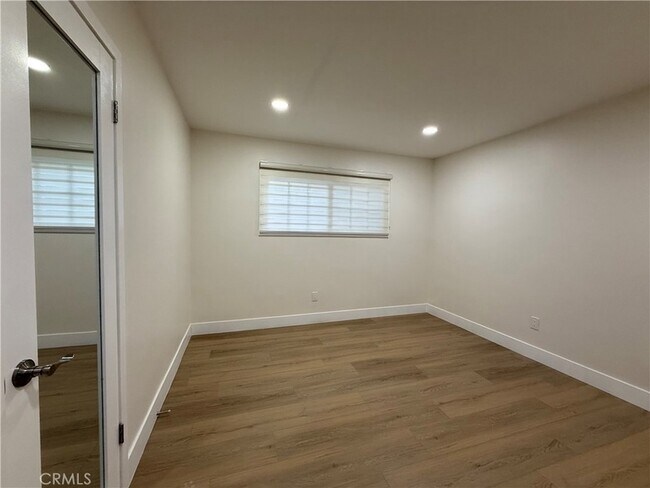 Building Photo - 9123 Woodley Ave