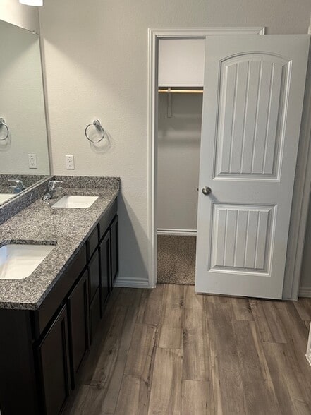 Double vanity - 10908 Peperak Ct