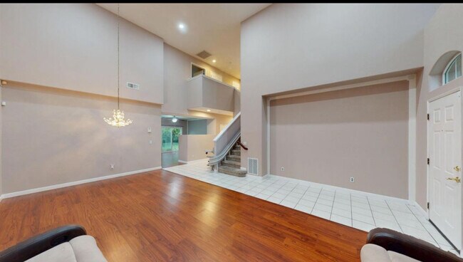 Building Photo - 2638 E Skyview Ave