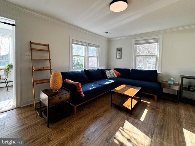 Building Photo - 10712 Warwick Ave