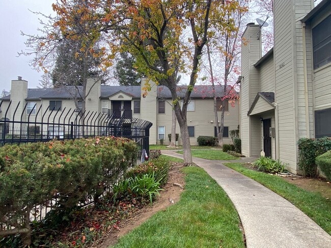 Building Photo - Updated 2 Bedroom Townhome
