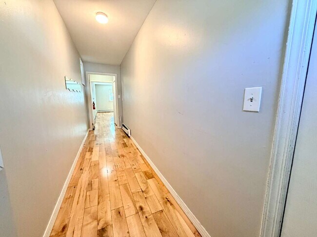 Building Photo - Spacious 1 Bedroom + Bonus Room w/Parking