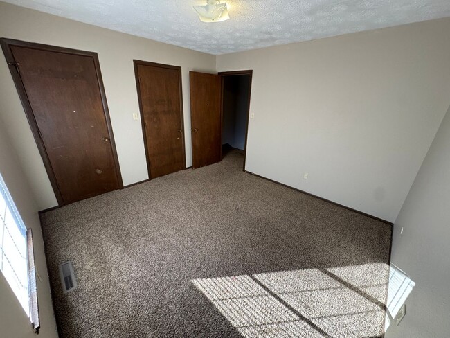 Building Photo - Updated 2 bedroom 1.5 bath Townhome in a g...