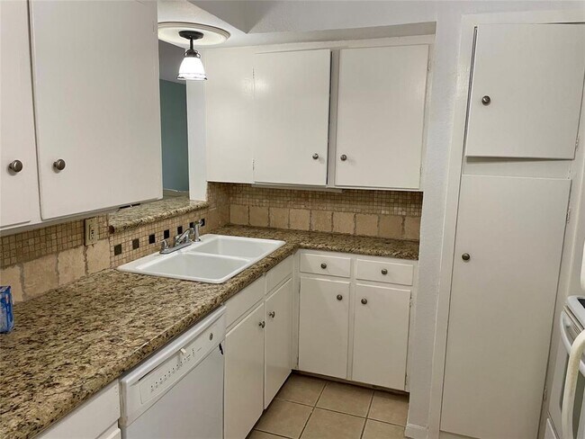 Building Photo - 3809 N Braeswood Blvd
