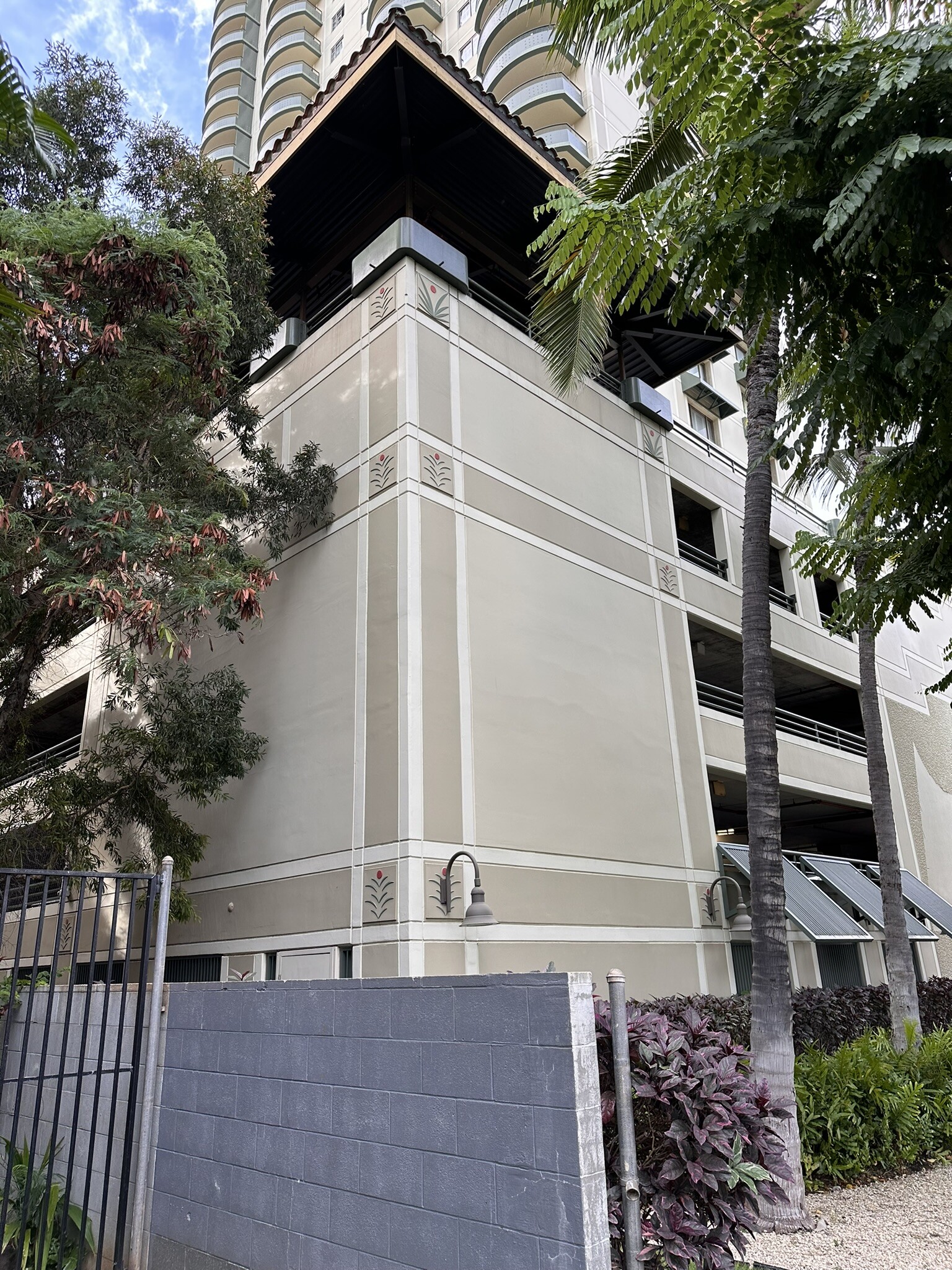 Beautifully maintained building - 421 Olohana St