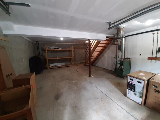 Building Photo - 27 N Main St