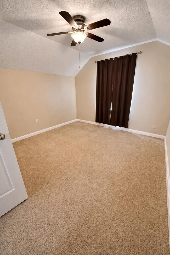 Building Photo - 437 Bridgewater Ct