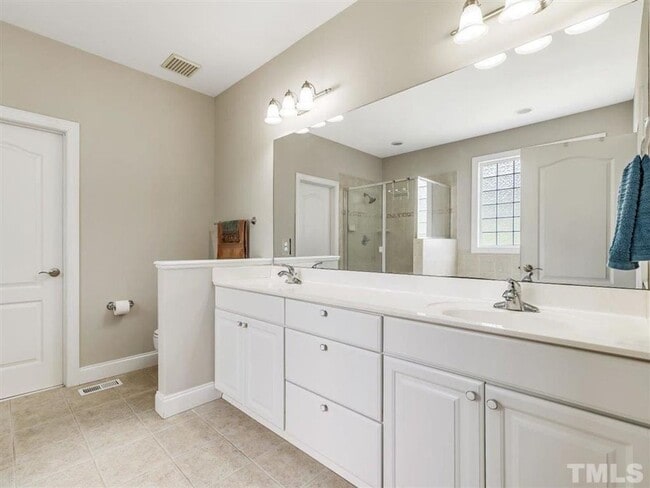 Building Photo - Beautiful Luxury Home In A Gated Community...