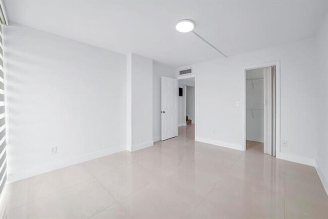 Building Photo - 9240 Fontainebleau Blvd
