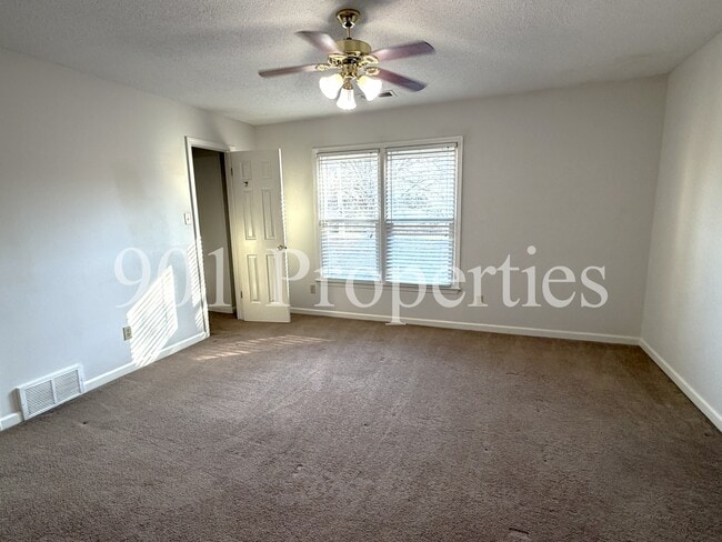 Building Photo - 383 Harts Way Dr