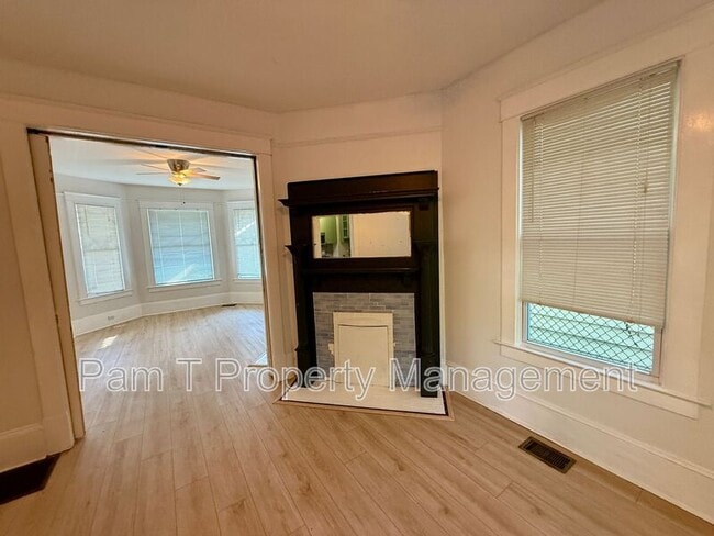Building Photo - 611 W 44th St