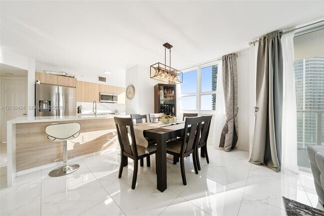 Building Photo - 1155 Brickell Bay Dr