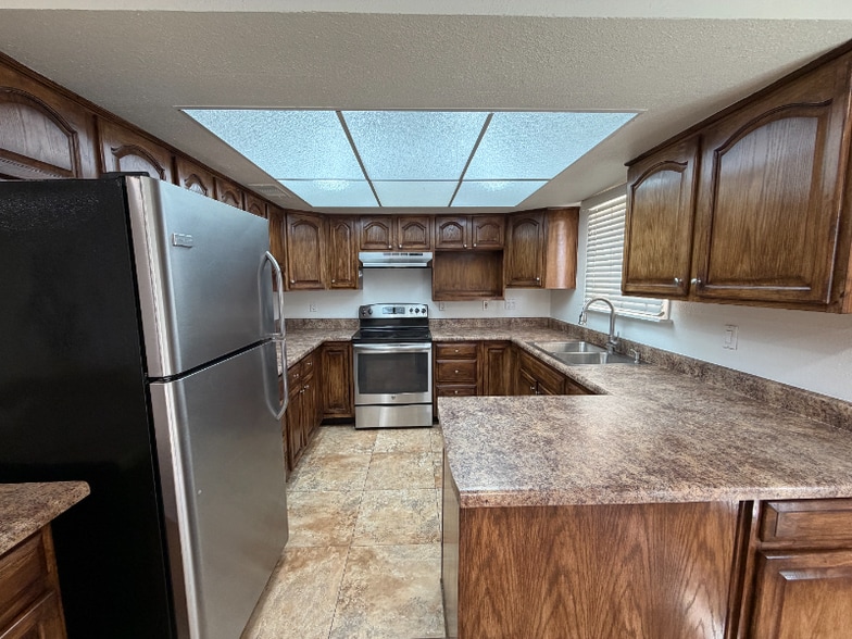 Building Photo - 1161 E Diamond Dr