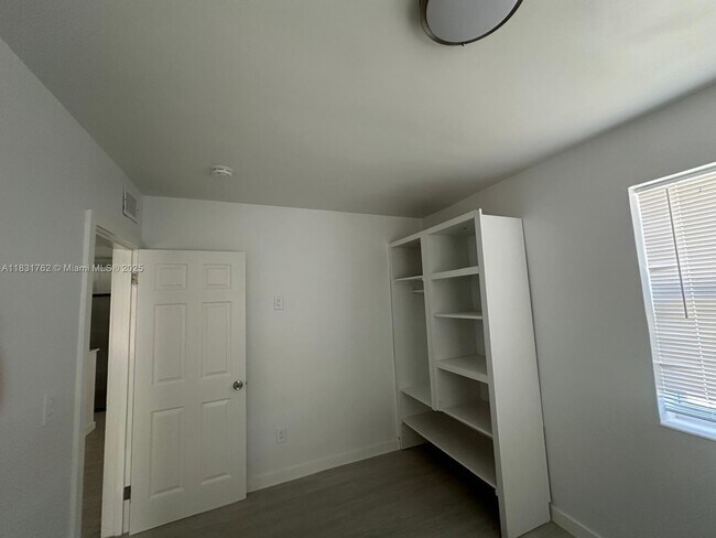Building Photo - 1754 NE 48th Ct