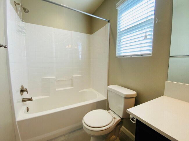 Building Photo - $2,550 Ashlan & Leonard, Beautiful 3 Bedro...