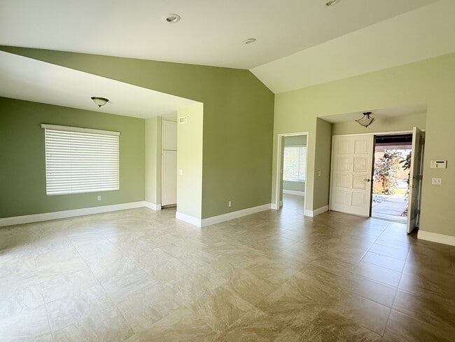 Building Photo - 142 Calle Maribel