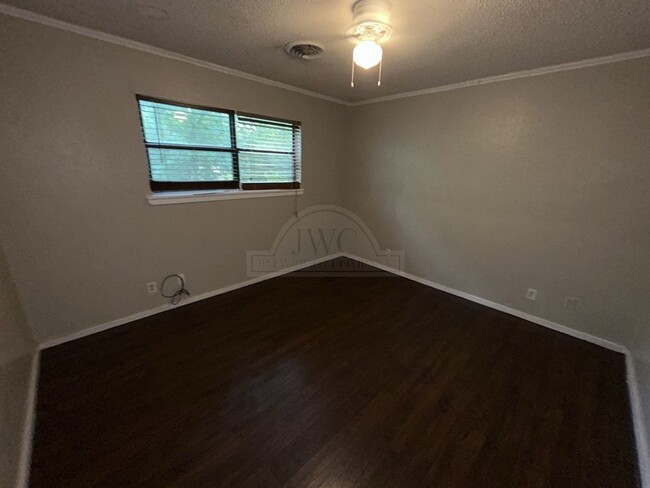 Building Photo - 601 Sutton Dr
