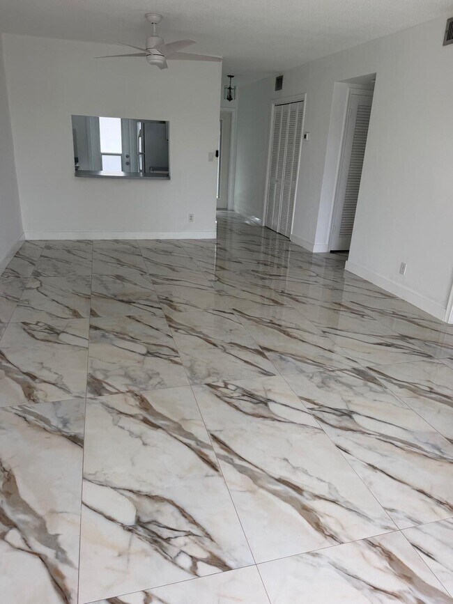 Building Photo - 1100 Pine Dr